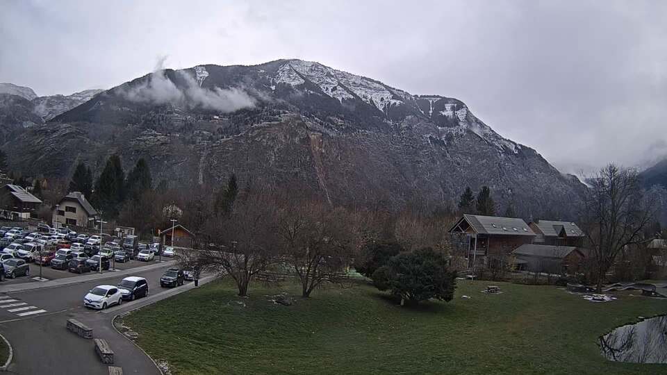 <h2>Webcam au niveau de la mairie du village du Bourg d'Oisans, aux pieds de l'Alpe d'Huez et aux portes du parc des Écrins</h2>