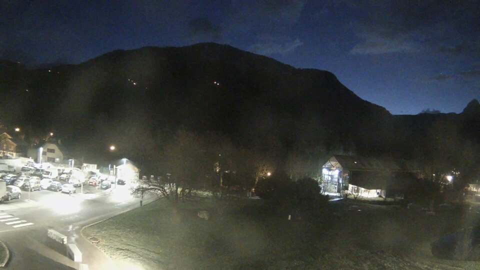 <h2>Webcam au niveau de la mairie du village du Bourg d'Oisans, aux pieds de l'Alpe d'Huez et aux portes du parc des Écrins</h2>