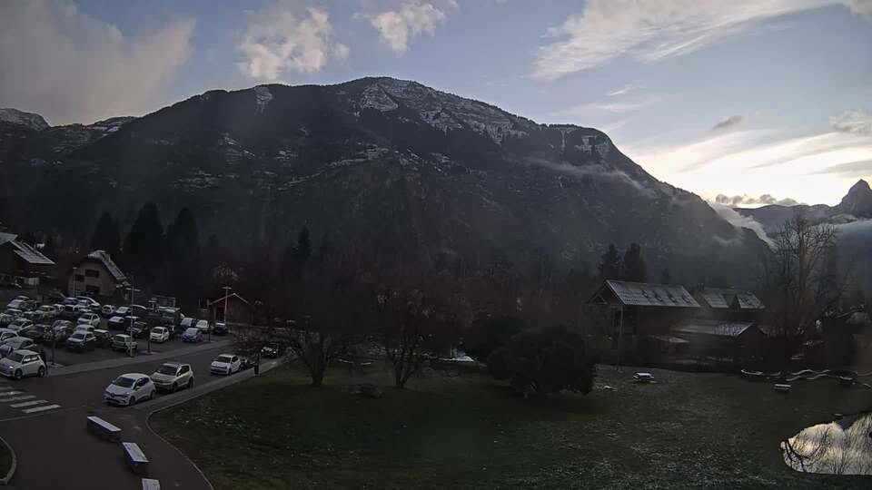 <h2>Webcam au niveau de la mairie du village du Bourg d'Oisans, aux pieds de l'Alpe d'Huez et aux portes du parc des Écrins</h2>