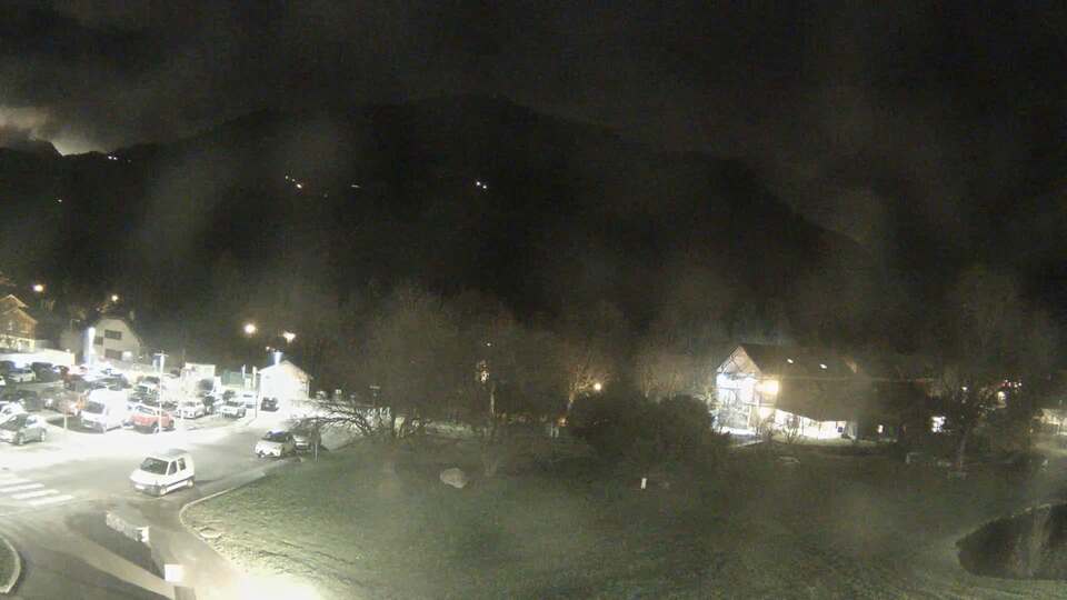 <h2>Webcam au niveau de la mairie du village du Bourg d'Oisans, aux pieds de l'Alpe d'Huez et aux portes du parc des Écrins</h2>