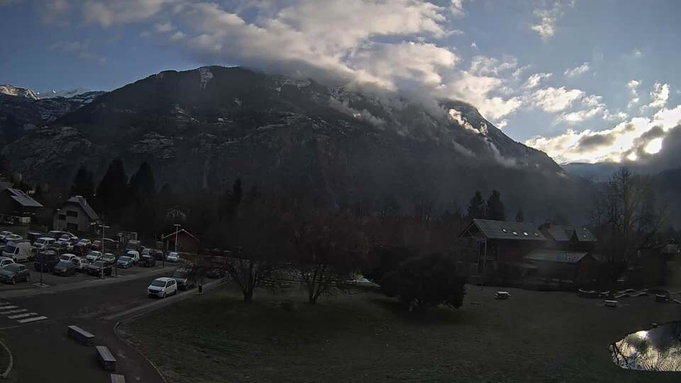 <h2>Webcam au niveau de la mairie du village du Bourg d'Oisans, aux pieds de l'Alpe d'Huez et aux portes du parc des Écrins</h2>