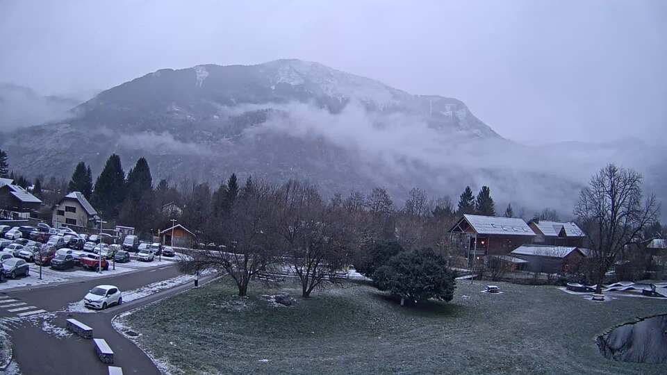 <h2>Webcam au niveau de la mairie du village du Bourg d'Oisans, aux pieds de l'Alpe d'Huez et aux portes du parc des Écrins</h2>
