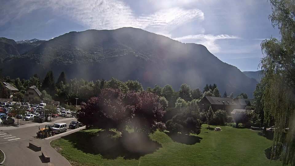<h2>Webcam au niveau de la mairie du village du Bourg d'Oisans, aux pieds de l'Alpe d'Huez et aux portes du parc des Écrins</h2>