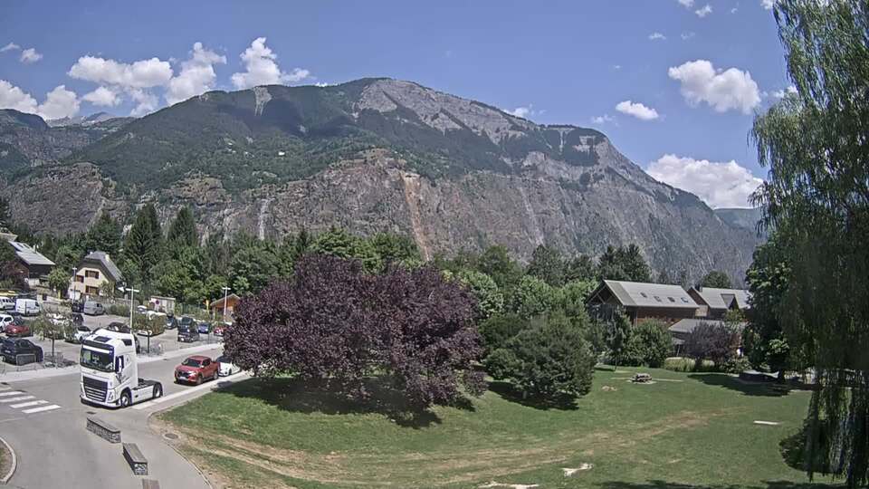 <h2>Webcam au niveau de la mairie du village du Bourg d'Oisans, aux pieds de l'Alpe d'Huez et aux portes du parc des Écrins</h2>