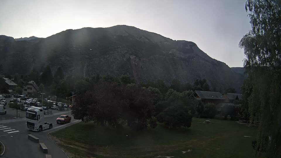 <h2>Webcam au niveau de la mairie du village du Bourg d'Oisans, aux pieds de l'Alpe d'Huez et aux portes du parc des Écrins</h2>