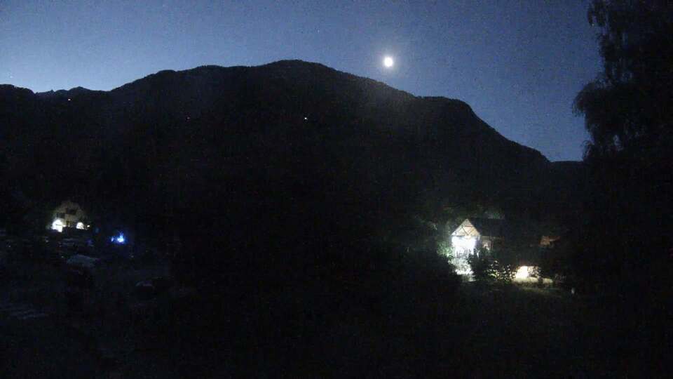 <h2>Webcam au niveau de la mairie du village du Bourg d'Oisans, aux pieds de l'Alpe d'Huez et aux portes du parc des Écrins</h2>