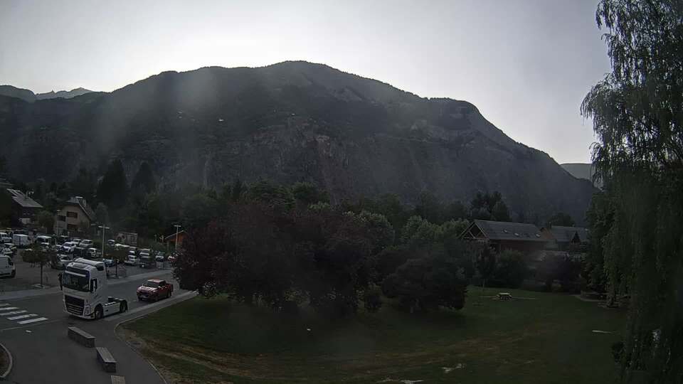 <h2>Webcam au niveau de la mairie du village du Bourg d'Oisans, aux pieds de l'Alpe d'Huez et aux portes du parc des Écrins</h2>