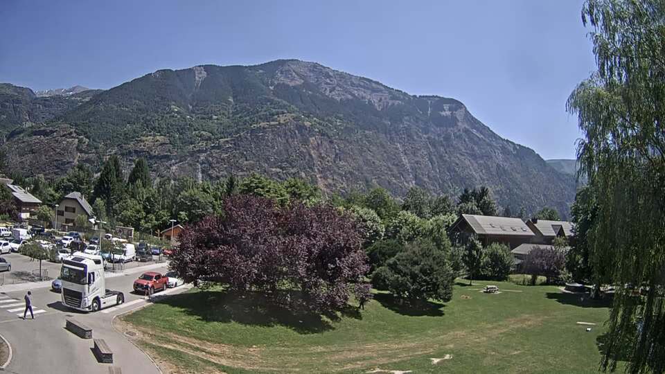<h2>Webcam au niveau de la mairie du village du Bourg d'Oisans, aux pieds de l'Alpe d'Huez et aux portes du parc des Écrins</h2>
