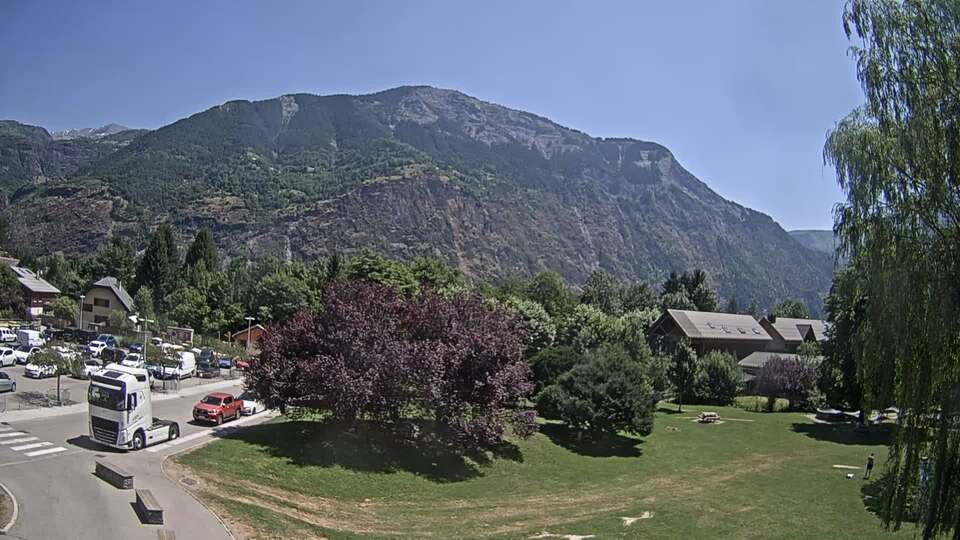 <h2>Webcam au niveau de la mairie du village du Bourg d'Oisans, aux pieds de l'Alpe d'Huez et aux portes du parc des Écrins</h2>