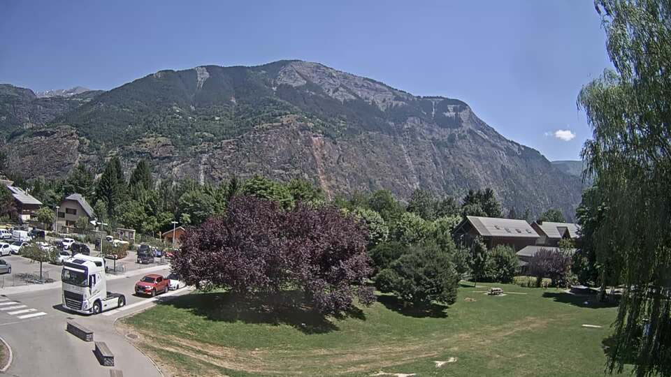 <h2>Webcam au niveau de la mairie du village du Bourg d'Oisans, aux pieds de l'Alpe d'Huez et aux portes du parc des Écrins</h2>