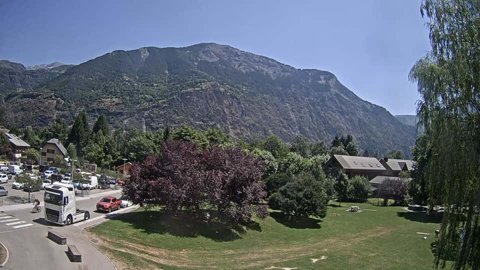 <h2>Webcam au niveau de la mairie du village du Bourg d'Oisans, aux pieds de l'Alpe d'Huez et aux portes du parc des Écrins</h2>