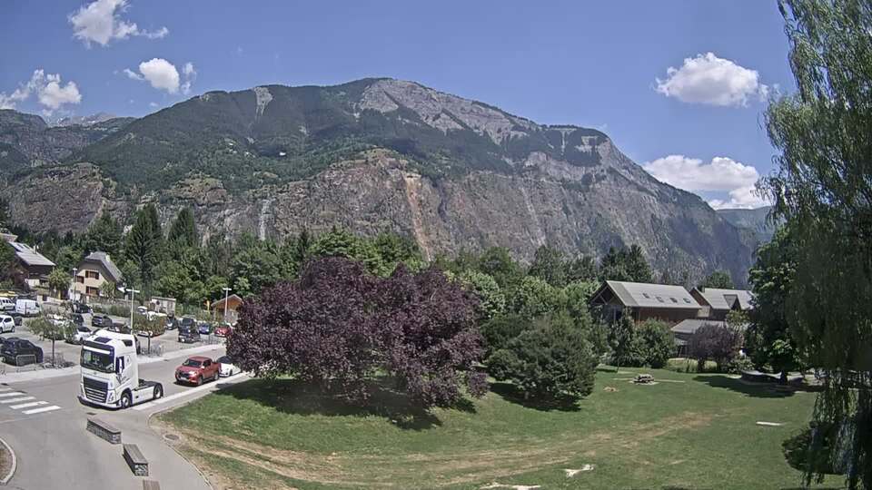 <h2>Webcam au niveau de la mairie du village du Bourg d'Oisans, aux pieds de l'Alpe d'Huez et aux portes du parc des Écrins</h2>