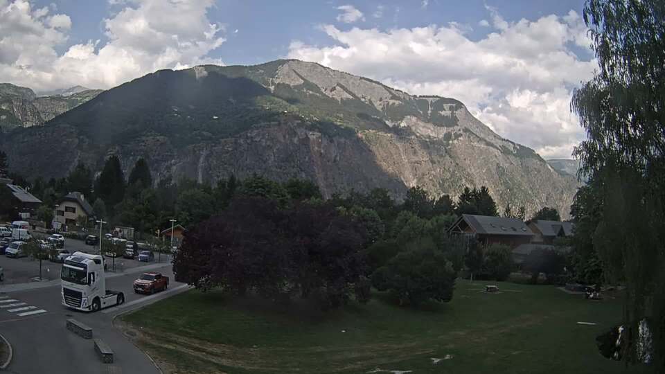 <h2>Webcam au niveau de la mairie du village du Bourg d'Oisans, aux pieds de l'Alpe d'Huez et aux portes du parc des Écrins</h2>