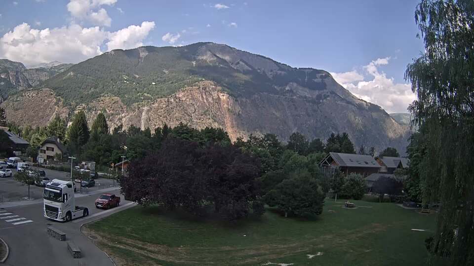 <h2>Webcam au niveau de la mairie du village du Bourg d'Oisans, aux pieds de l'Alpe d'Huez et aux portes du parc des Écrins</h2>