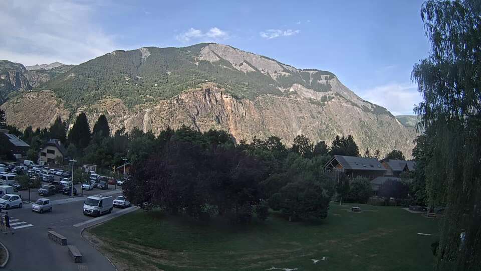 <h2>Webcam au niveau de la mairie du village du Bourg d'Oisans, aux pieds de l'Alpe d'Huez et aux portes du parc des Écrins</h2>