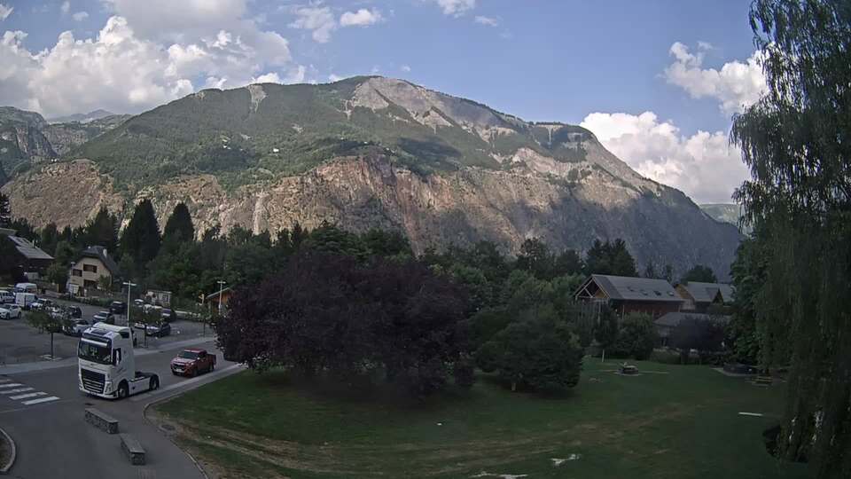 <h2>Webcam au niveau de la mairie du village du Bourg d'Oisans, aux pieds de l'Alpe d'Huez et aux portes du parc des Écrins</h2>