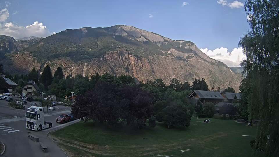 <h2>Webcam au niveau de la mairie du village du Bourg d'Oisans, aux pieds de l'Alpe d'Huez et aux portes du parc des Écrins</h2>
