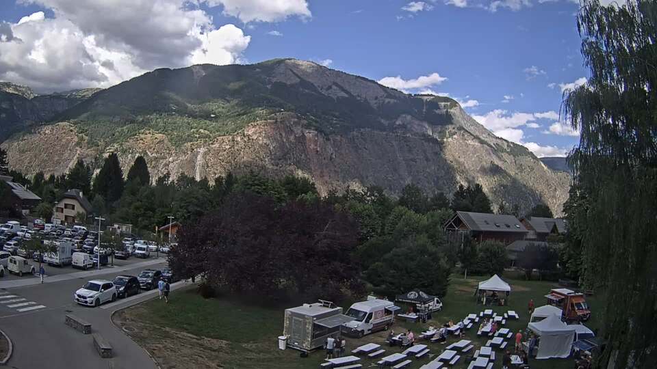 <h2>Webcam au niveau de la mairie du village du Bourg d'Oisans, aux pieds de l'Alpe d'Huez et aux portes du parc des Écrins</h2>