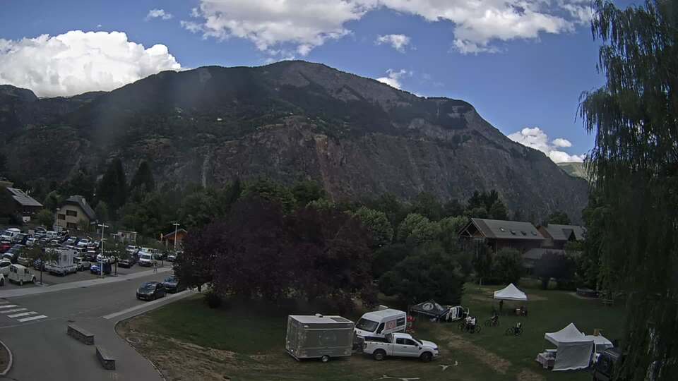 <h2>Webcam au niveau de la mairie du village du Bourg d'Oisans, aux pieds de l'Alpe d'Huez et aux portes du parc des Écrins</h2>