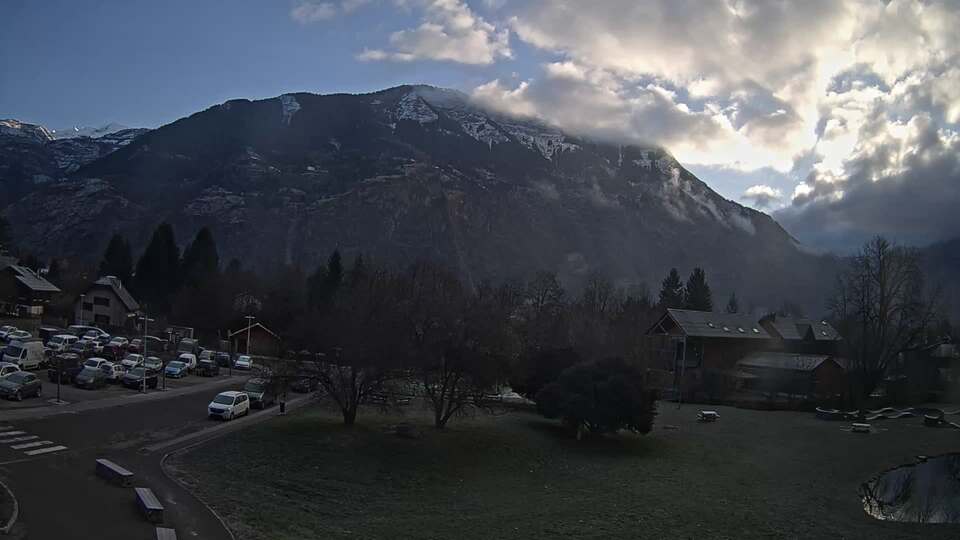 <h2>Webcam au niveau de la mairie du village du Bourg d'Oisans, aux pieds de l'Alpe d'Huez et aux portes du parc des Écrins</h2>