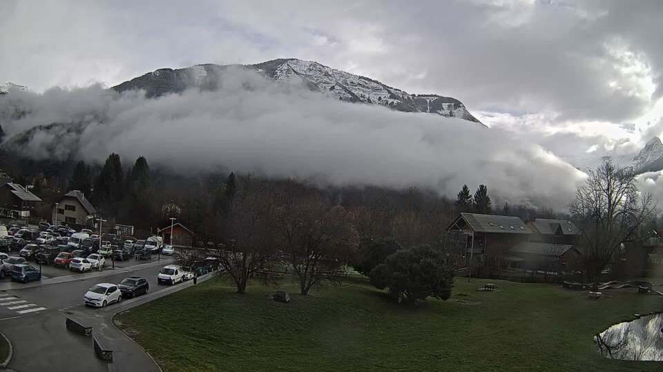 <h2>Webcam au niveau de la mairie du village du Bourg d'Oisans, aux pieds de l'Alpe d'Huez et aux portes du parc des Écrins</h2>