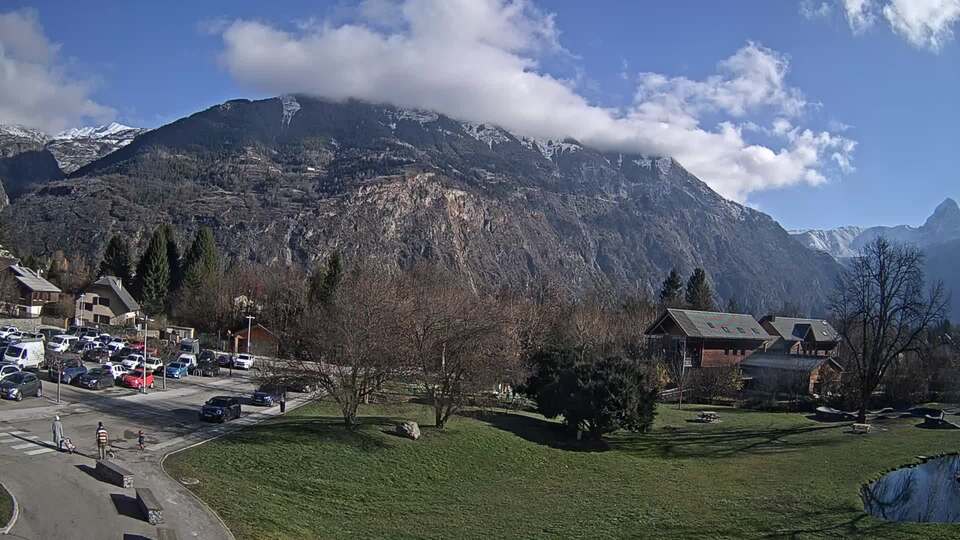 <h2>Webcam au niveau de la mairie du village du Bourg d'Oisans, aux pieds de l'Alpe d'Huez et aux portes du parc des Écrins</h2>