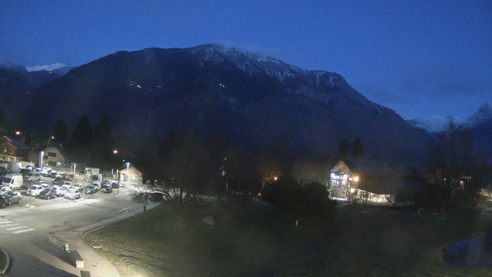 <h2>Webcam au niveau de la mairie du village du Bourg d'Oisans, aux pieds de l'Alpe d'Huez et aux portes du parc des Écrins</h2>