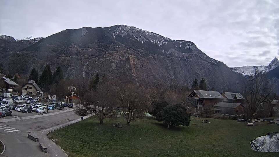 <h2>Webcam au niveau de la mairie du village du Bourg d'Oisans, aux pieds de l'Alpe d'Huez et aux portes du parc des Écrins</h2>