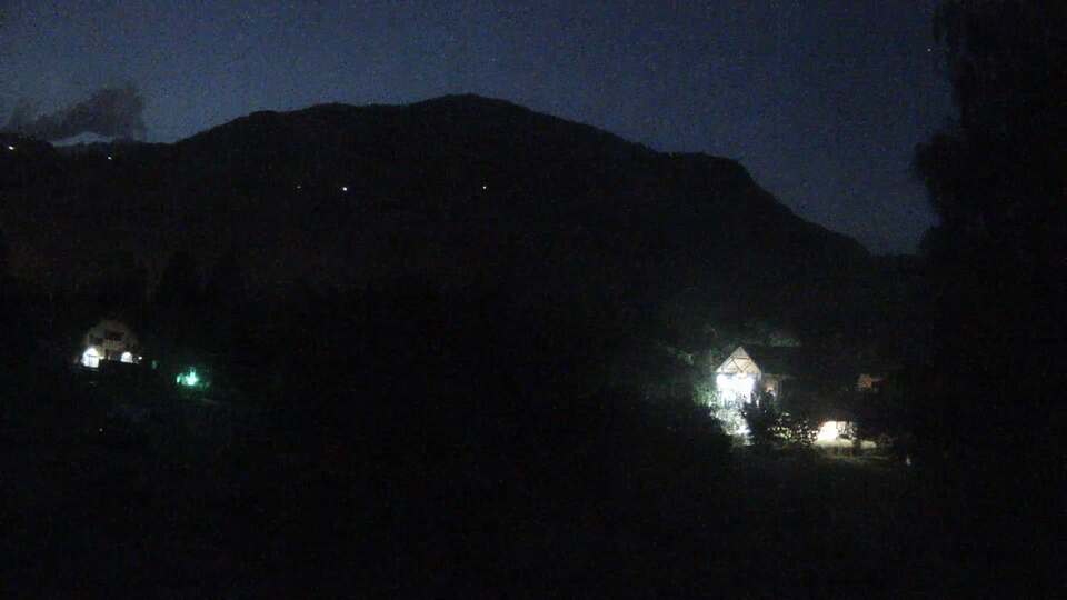 <h2>Webcam au niveau de la mairie du village du Bourg d'Oisans, aux pieds de l'Alpe d'Huez et aux portes du parc des Écrins</h2>