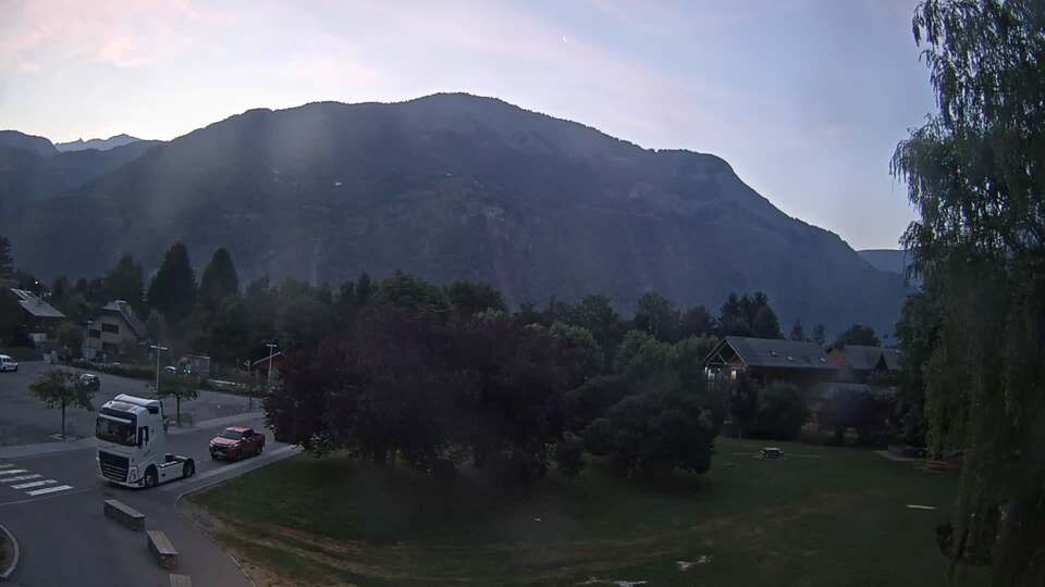 <h2>Webcam au niveau de la mairie du village du Bourg d'Oisans, aux pieds de l'Alpe d'Huez et aux portes du parc des Écrins</h2>
