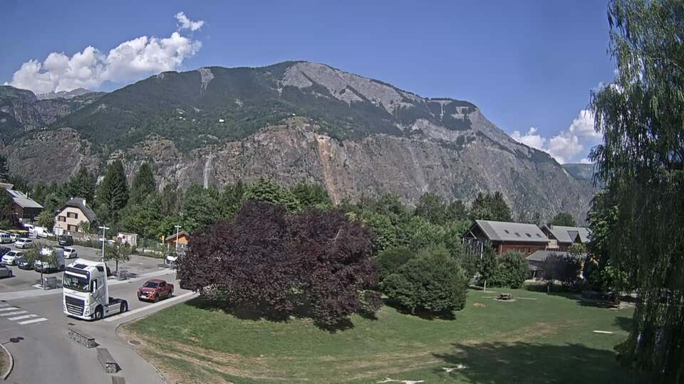 <h2>Webcam au niveau de la mairie du village du Bourg d'Oisans, aux pieds de l'Alpe d'Huez et aux portes du parc des Écrins</h2>