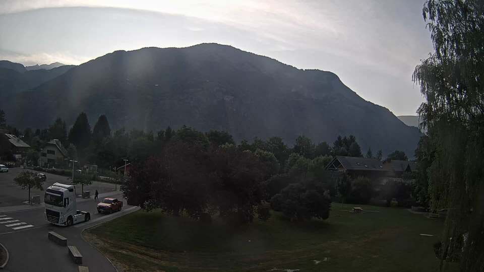 <h2>Webcam au niveau de la mairie du village du Bourg d'Oisans, aux pieds de l'Alpe d'Huez et aux portes du parc des Écrins</h2>