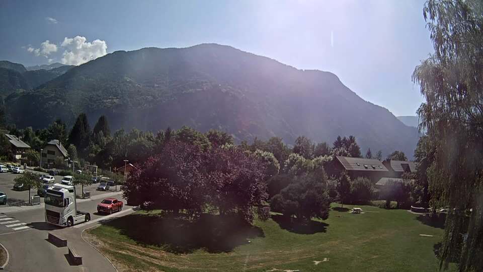 <h2>Webcam au niveau de la mairie du village du Bourg d'Oisans, aux pieds de l'Alpe d'Huez et aux portes du parc des Écrins</h2>