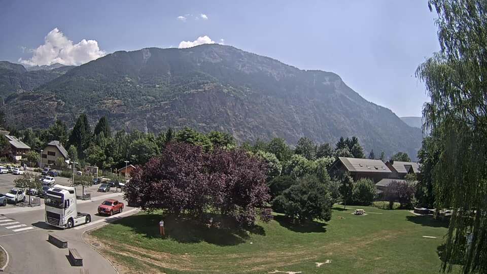 <h2>Webcam au niveau de la mairie du village du Bourg d'Oisans, aux pieds de l'Alpe d'Huez et aux portes du parc des Écrins</h2>