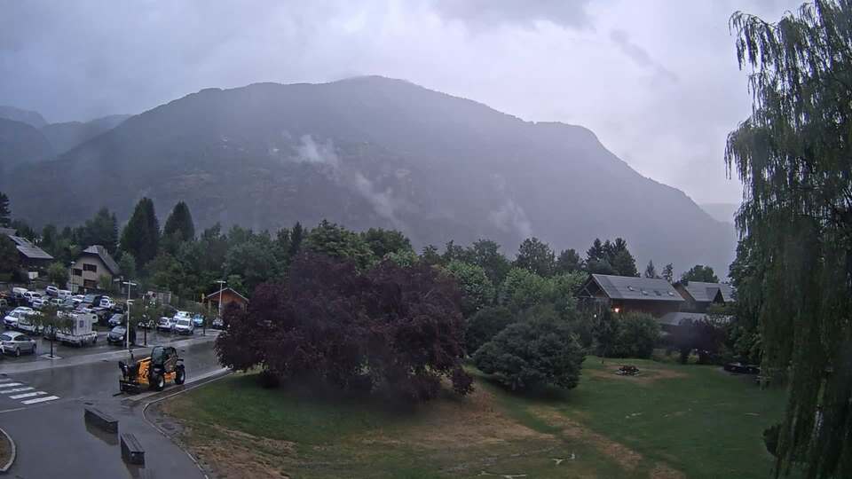 <h2>Webcam au niveau de la mairie du village du Bourg d'Oisans, aux pieds de l'Alpe d'Huez et aux portes du parc des Écrins</h2>