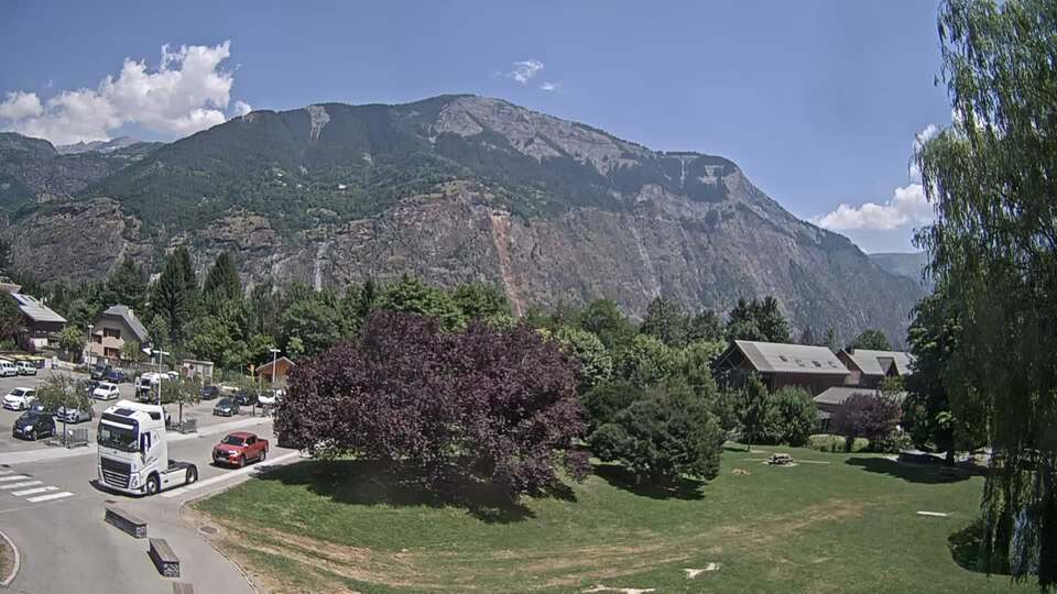 <h2>Webcam au niveau de la mairie du village du Bourg d'Oisans, aux pieds de l'Alpe d'Huez et aux portes du parc des Écrins</h2>