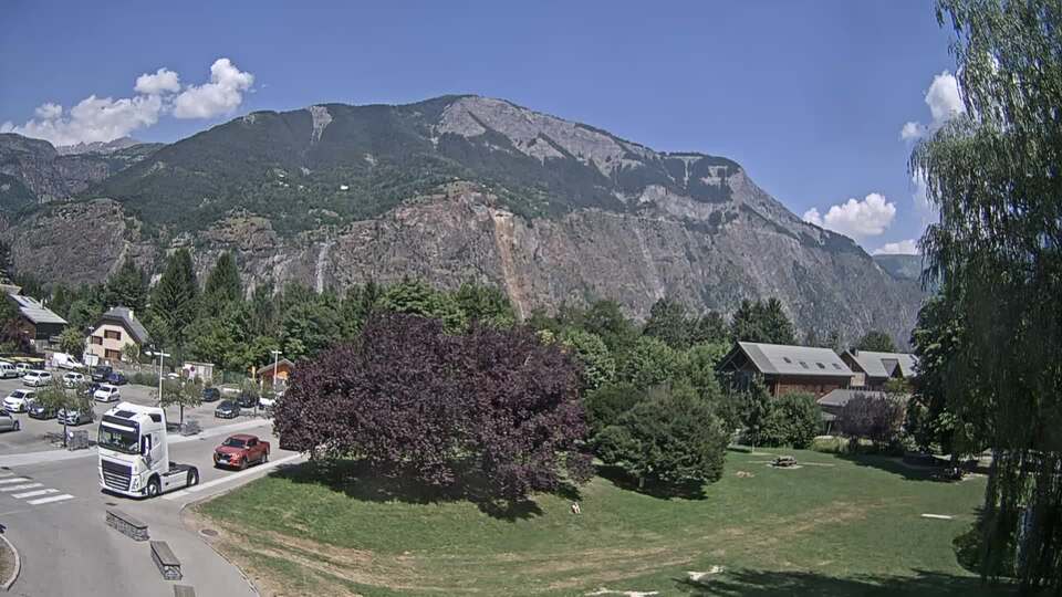 <h2>Webcam au niveau de la mairie du village du Bourg d'Oisans, aux pieds de l'Alpe d'Huez et aux portes du parc des Écrins</h2>