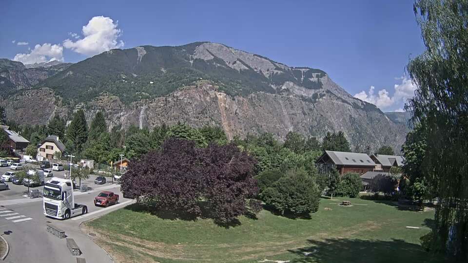 <h2>Webcam au niveau de la mairie du village du Bourg d'Oisans, aux pieds de l'Alpe d'Huez et aux portes du parc des Écrins</h2>