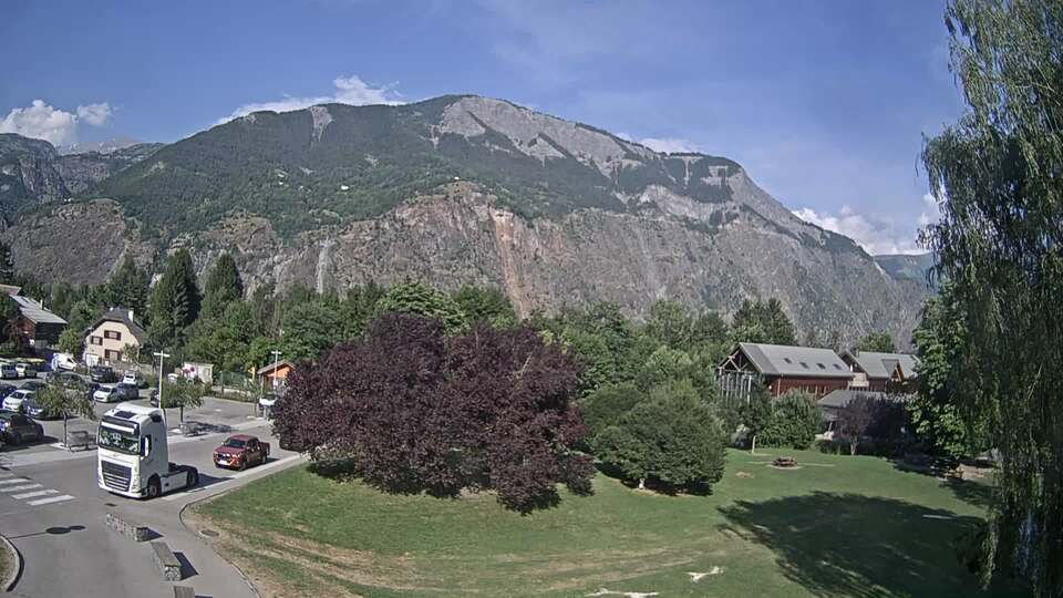 <h2>Webcam au niveau de la mairie du village du Bourg d'Oisans, aux pieds de l'Alpe d'Huez et aux portes du parc des Écrins</h2>
