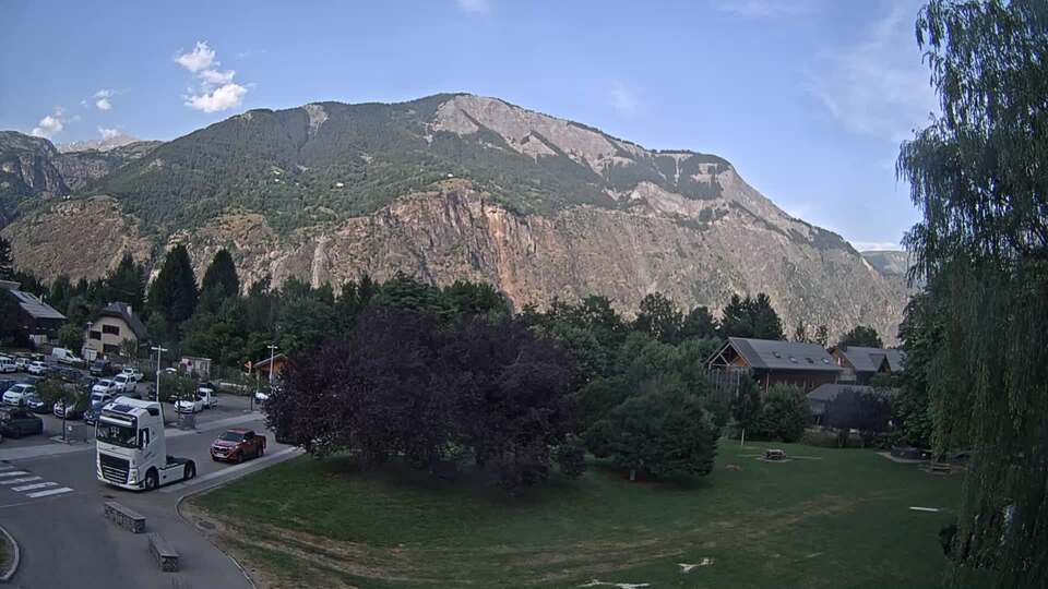 <h2>Webcam au niveau de la mairie du village du Bourg d'Oisans, aux pieds de l'Alpe d'Huez et aux portes du parc des Écrins</h2>