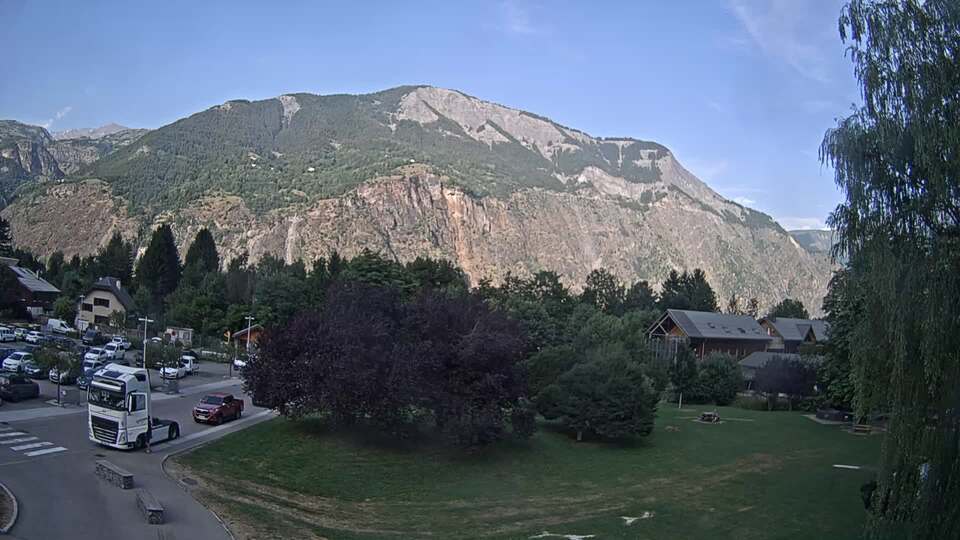 <h2>Webcam au niveau de la mairie du village du Bourg d'Oisans, aux pieds de l'Alpe d'Huez et aux portes du parc des Écrins</h2>