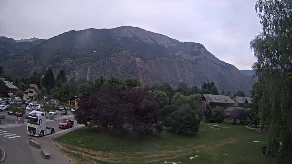 <h2>Webcam au niveau de la mairie du village du Bourg d'Oisans, aux pieds de l'Alpe d'Huez et aux portes du parc des Écrins</h2>