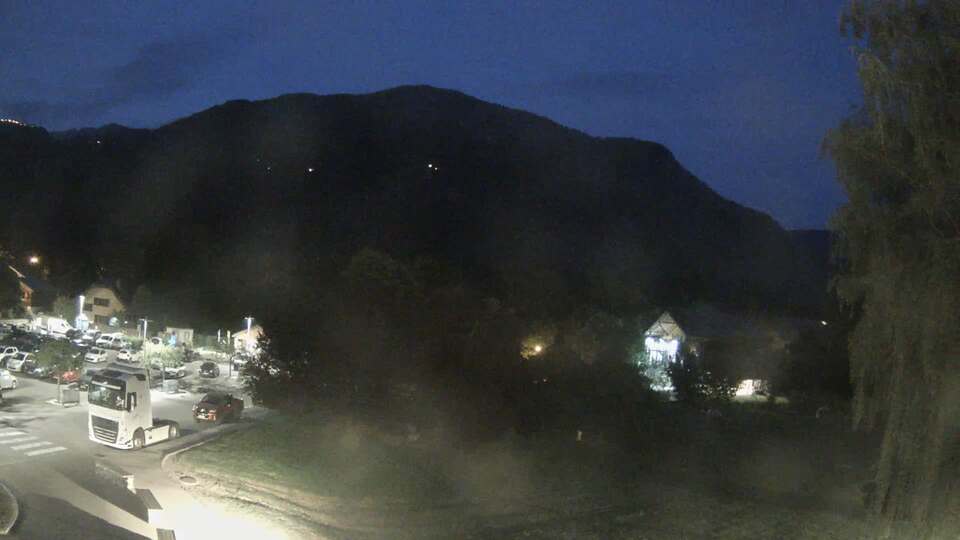<h2>Webcam au niveau de la mairie du village du Bourg d'Oisans, aux pieds de l'Alpe d'Huez et aux portes du parc des Écrins</h2>