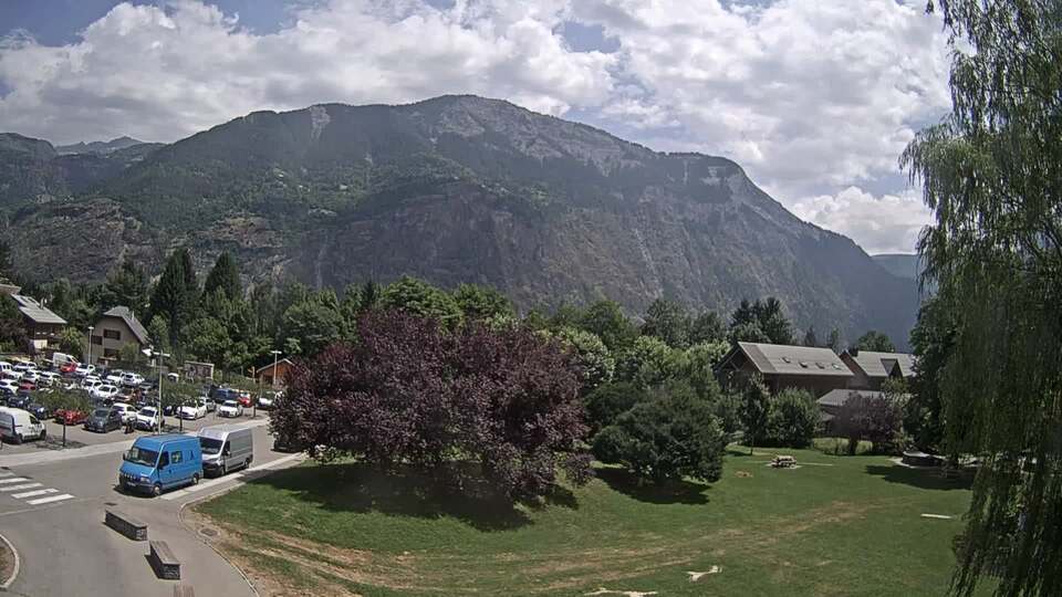 <h2>Webcam au niveau de la mairie du village du Bourg d'Oisans, aux pieds de l'Alpe d'Huez et aux portes du parc des Écrins</h2>
