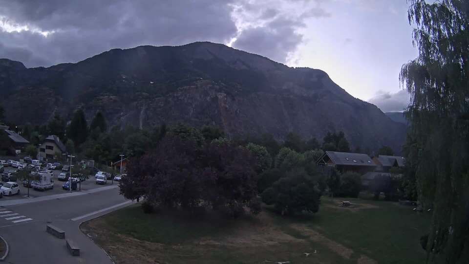 <h2>Webcam au niveau de la mairie du village du Bourg d'Oisans, aux pieds de l'Alpe d'Huez et aux portes du parc des Écrins</h2>