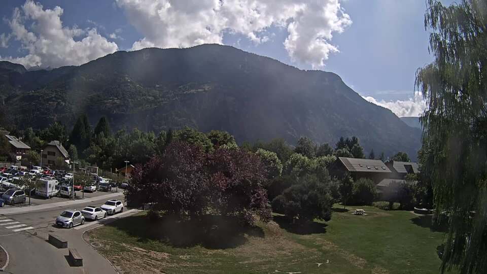 <h2>Webcam au niveau de la mairie du village du Bourg d'Oisans, aux pieds de l'Alpe d'Huez et aux portes du parc des Écrins</h2>