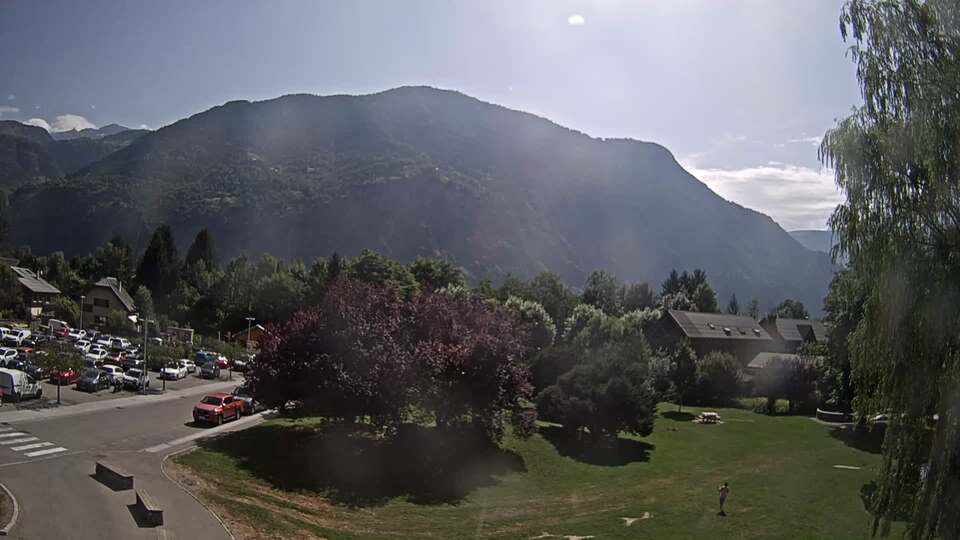 <h2>Webcam au niveau de la mairie du village du Bourg d'Oisans, aux pieds de l'Alpe d'Huez et aux portes du parc des Écrins</h2>