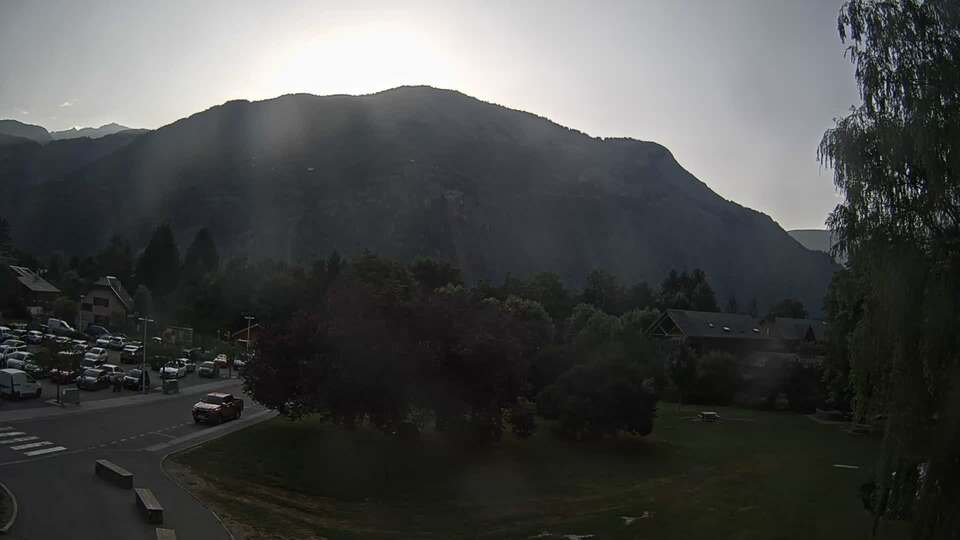 <h2>Webcam au niveau de la mairie du village du Bourg d'Oisans, aux pieds de l'Alpe d'Huez et aux portes du parc des Écrins</h2>
