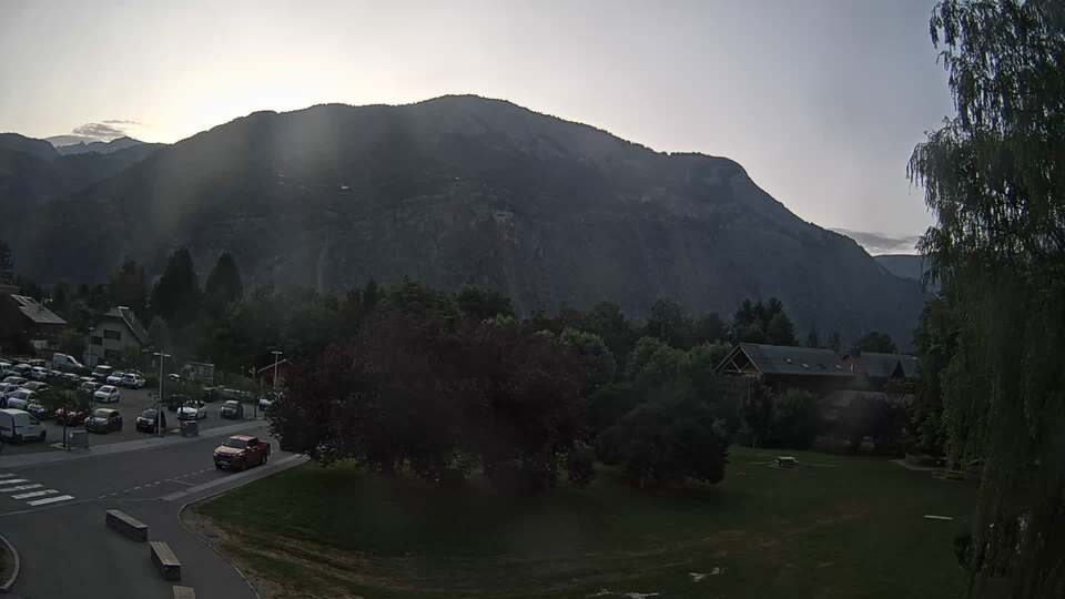 <h2>Webcam au niveau de la mairie du village du Bourg d'Oisans, aux pieds de l'Alpe d'Huez et aux portes du parc des Écrins</h2>