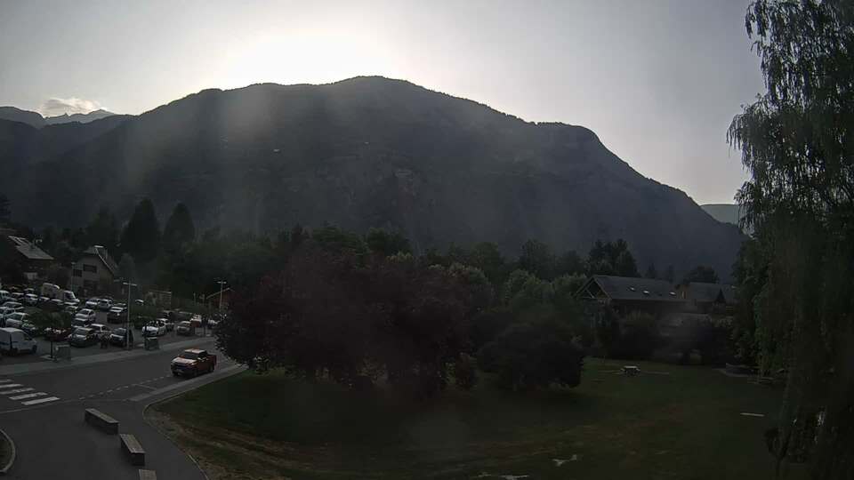<h2>Webcam au niveau de la mairie du village du Bourg d'Oisans, aux pieds de l'Alpe d'Huez et aux portes du parc des Écrins</h2>